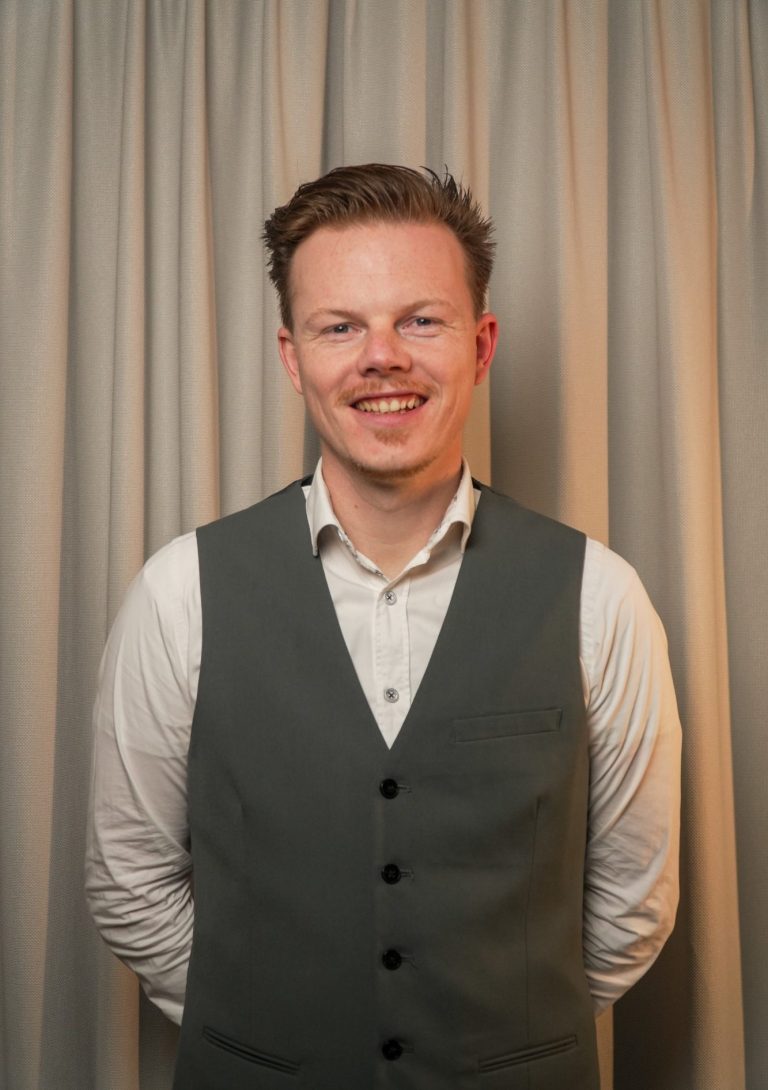 Joey Teekamp voor theater De Meenthe Joey Teekamp poseert voor Rabo Theater De Meenthe, voor een dagboek-blog die hij schreef voor Steenwijker Courant. Foto: Wilbert Bijzitter