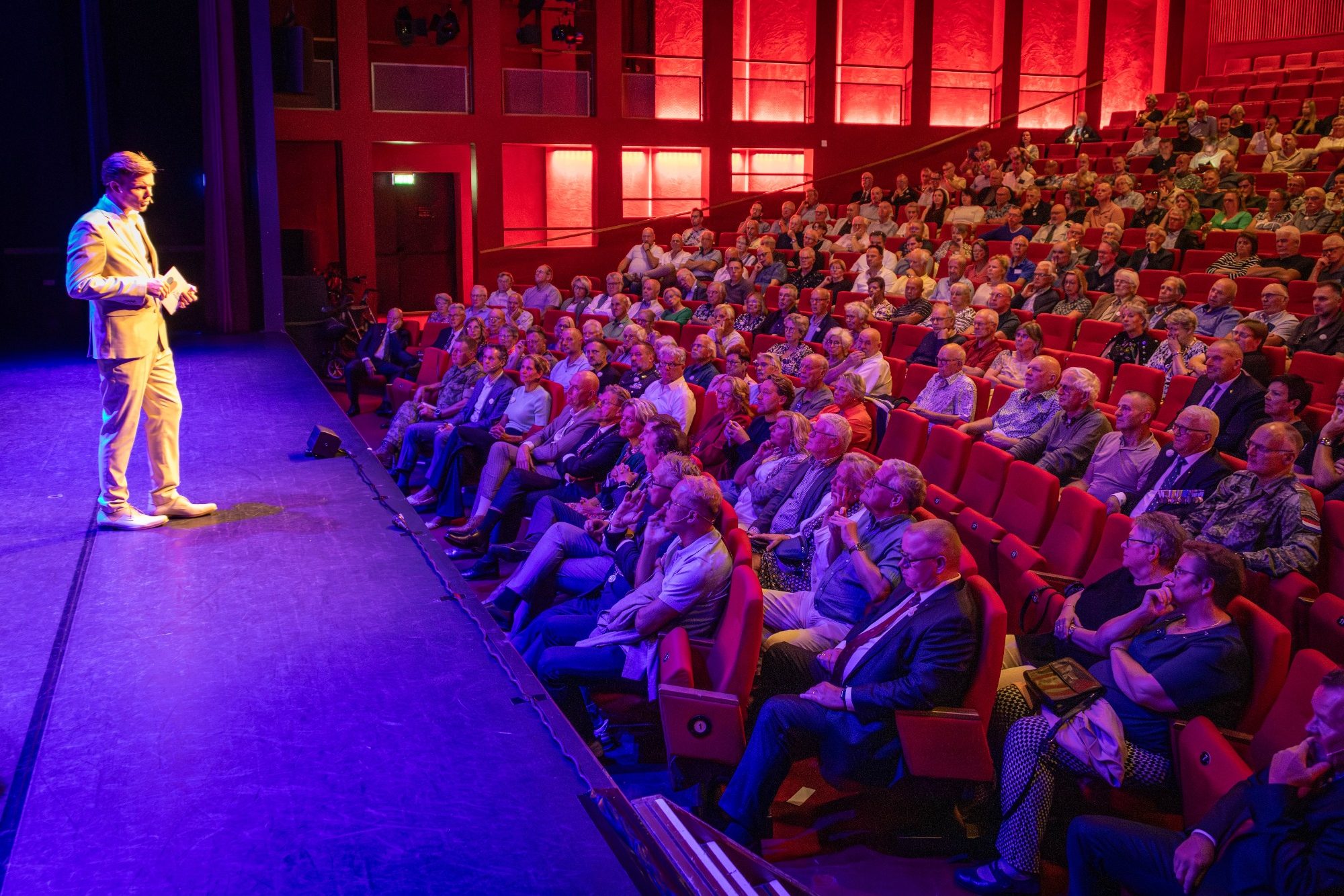 Presentator Agri Trader Joey Teekamp als presentator van de Agri Trader 'Foto van het jaar 2023' verkiezing