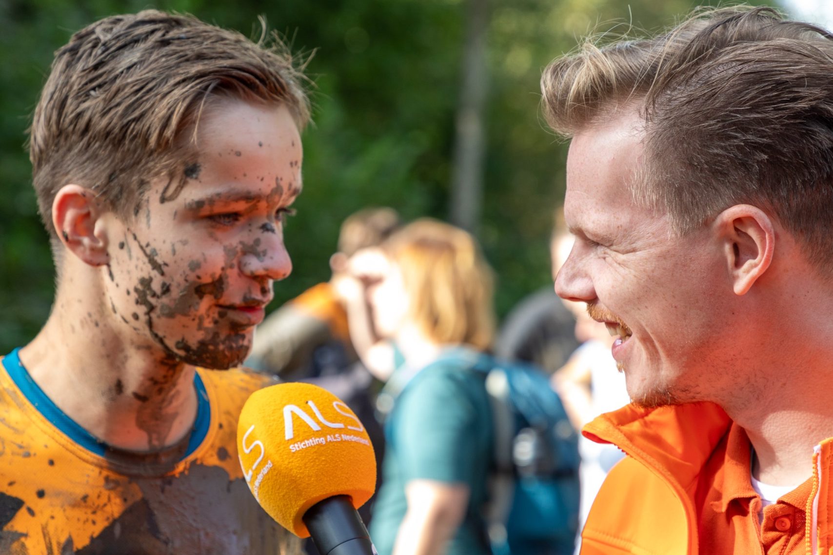 Verslaggever ALS Nederland Joey Teekamp als verslaggever tijdens Mud Masters, voor Stichting ALS Nederland.