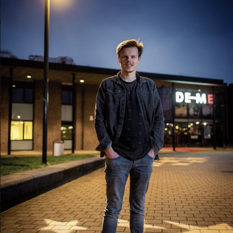 Joey Teekamp voor theater De Meenthe Joey Teekamp poseert voor Rabo Theater De Meenthe, voor een dagboek-blog die hij schreef voor Steenwijker Courant. Foto: Wilbert Bijzitter
