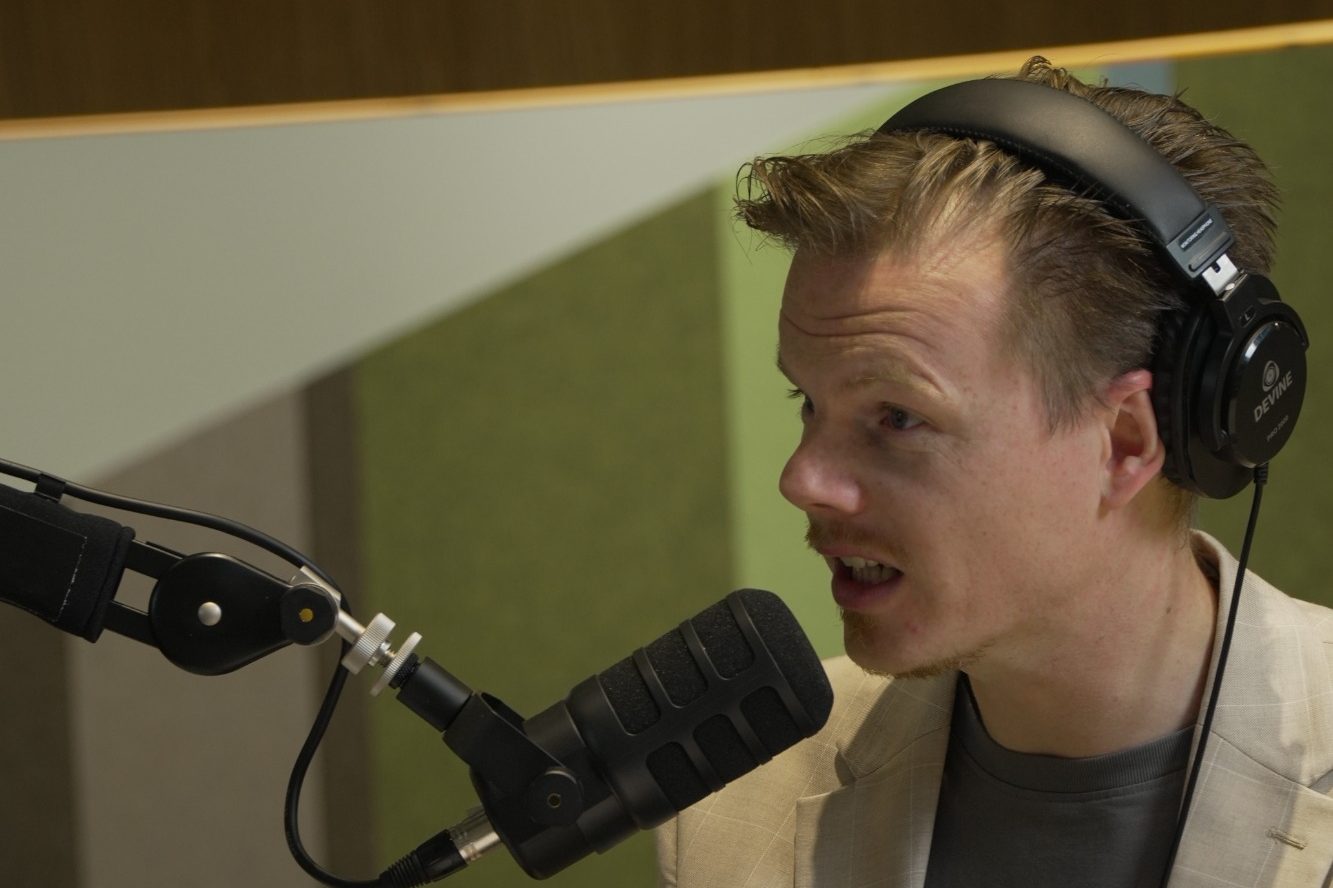 Podcast host 'Het Crypto Kwartiertje' Joey Teekamp als podcast host van Het Crypto Kwartiertje, samen met co-host Kevin Smit.